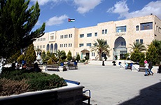 الجامعة