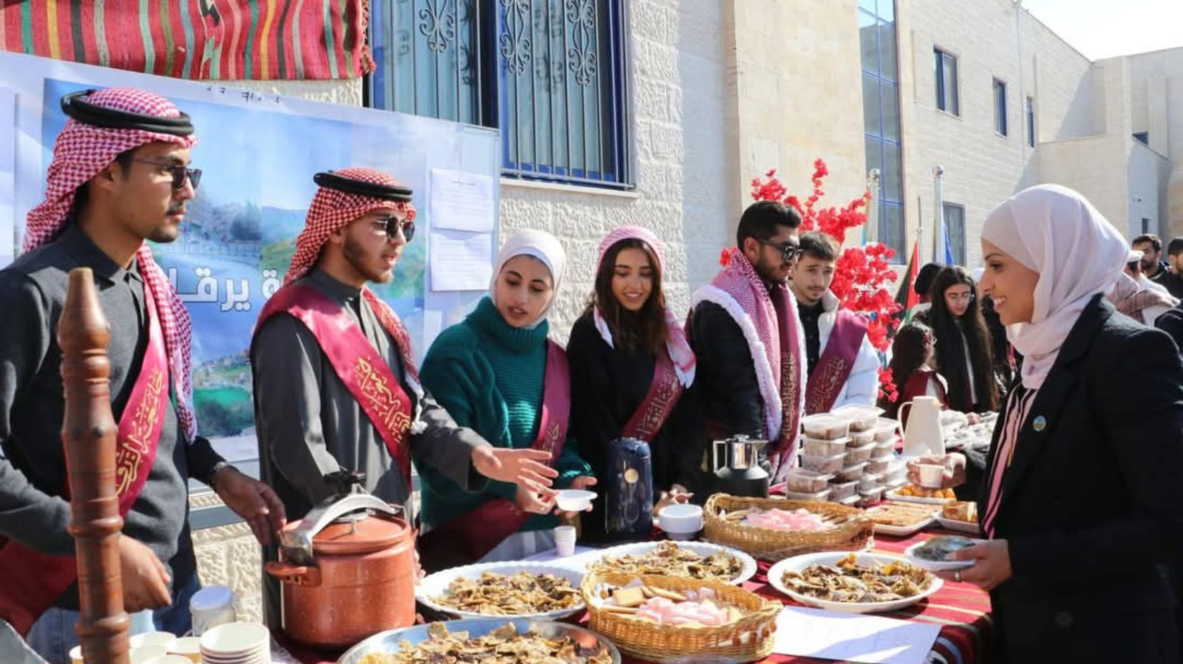 كلية طب الأسنان في جامعة الزرقاء تنظّم "بازار الأيادي البيضاء"