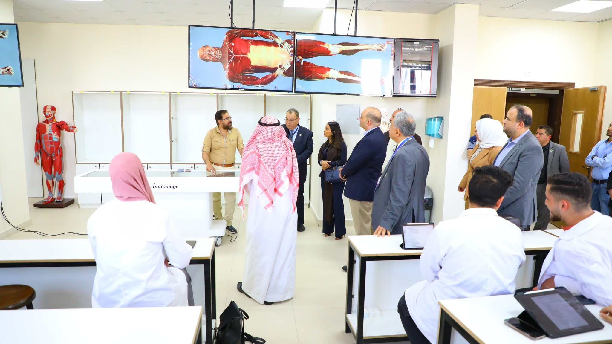 مقتطفات خلال جولة الباحثين في فعاليات المؤتمر الدولي الثامن لعلوم الرياضيات في كلية طب الأسنان