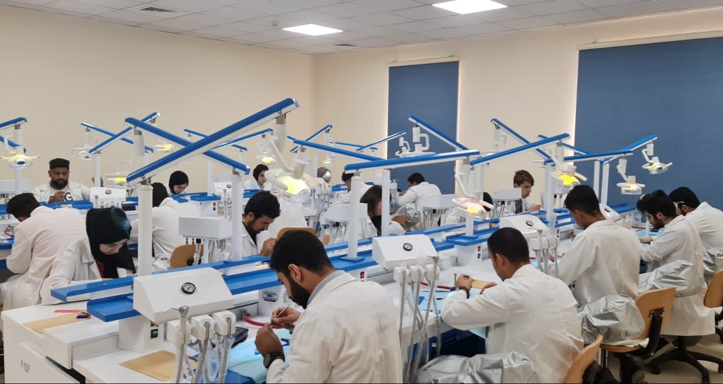 كلية طب الأسنان بجامعة الزرقاء تعقد الامتحان النهائي التقيمي لطلبتها