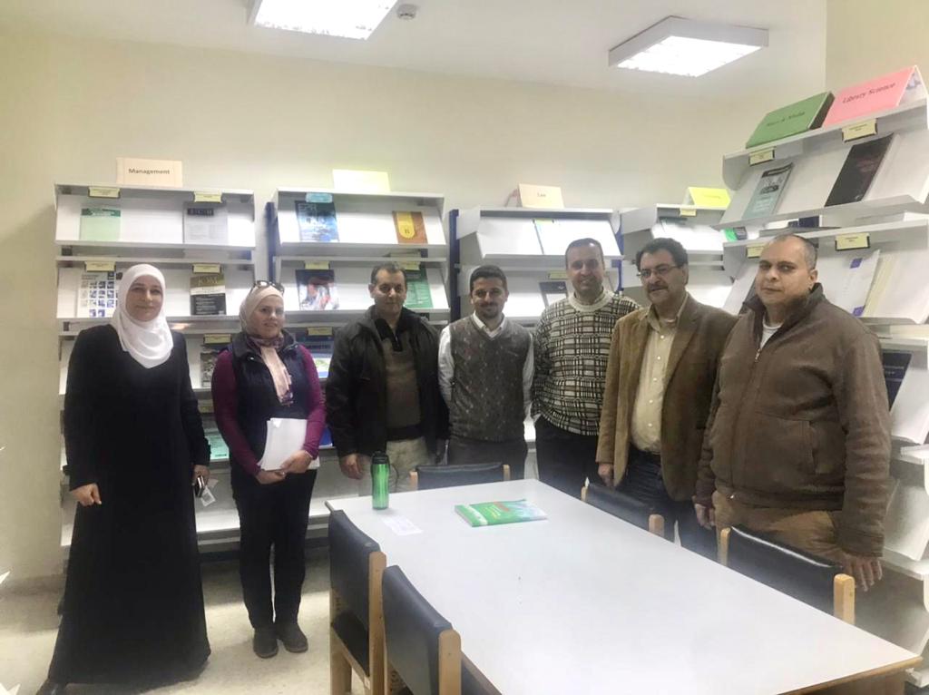 زيارة أعضاء هيئة التدريس وطلاب كلية العلوم لمكتبة الجامعة