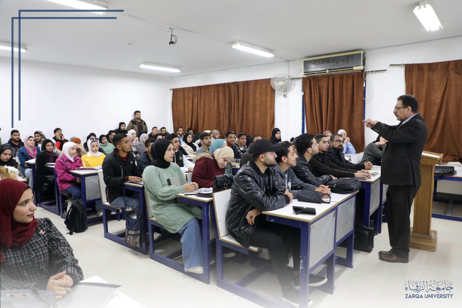 محاضرة توعوية في كلية الآداب بجامعة الزرقاء بالتعاون مع كلية العلوم حول التلوث البيئي 