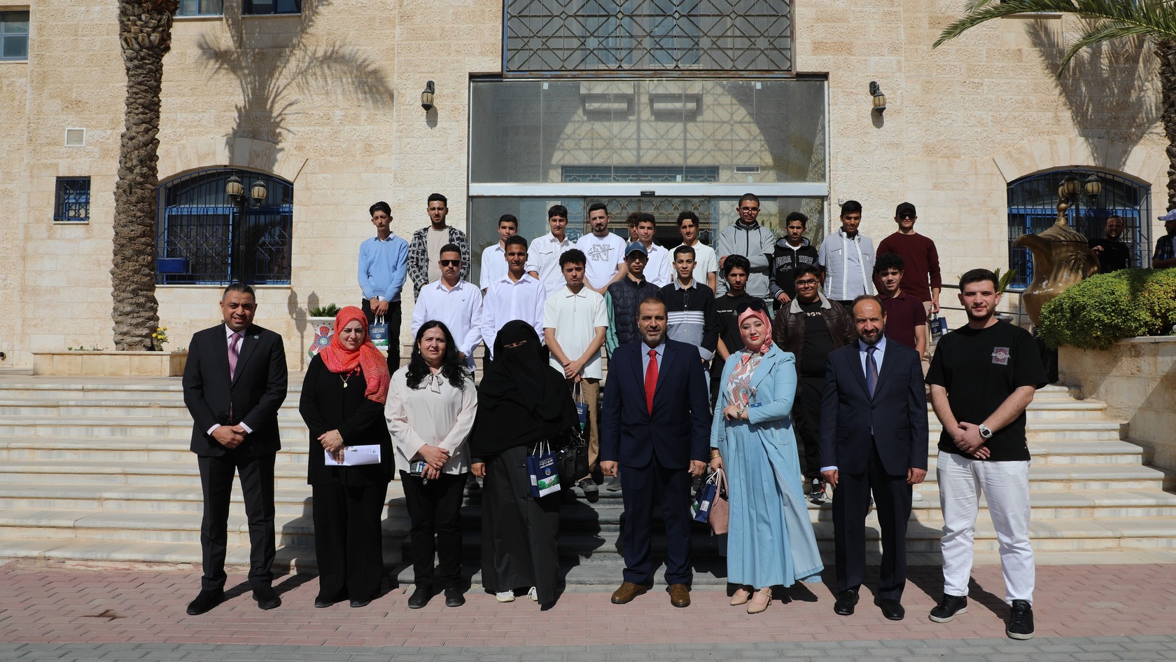 جامعة الزرقاء تستقبل طلبة مدرستي أبو علندا وإسكان المالية والزراعة الثانوية للبنين
