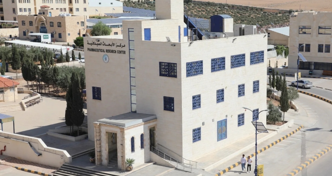 مركز الأبحاث الصيدلانية في جامعة الزرقاء يحصل على اعتماد مختبره من الغذاء والدواء 