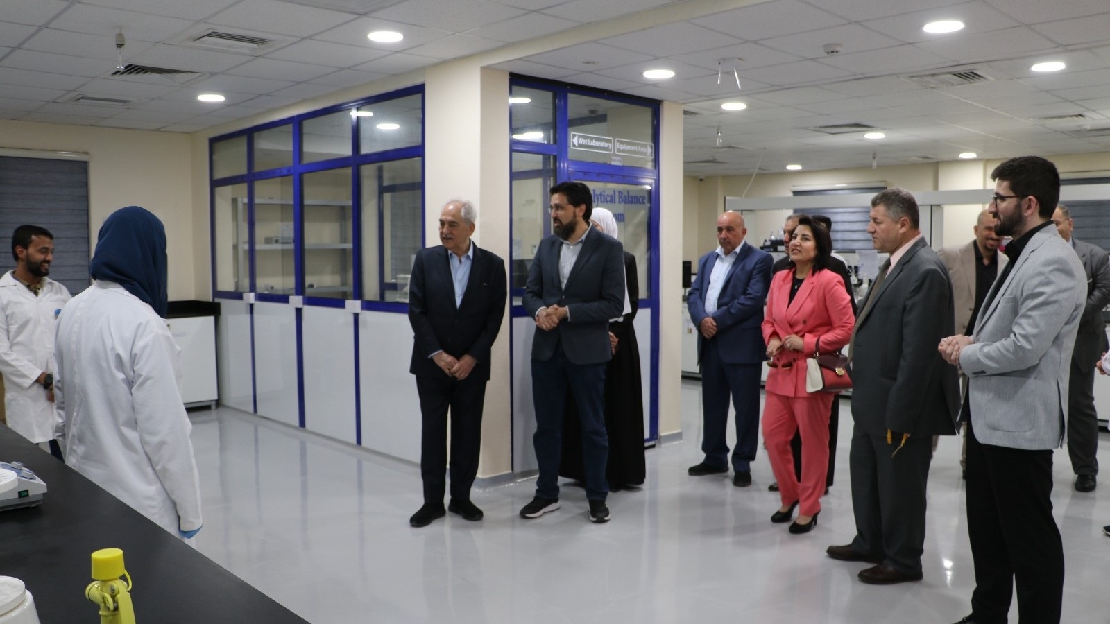 مجلس أمناء جامعة الزرقاء يزور مركز الأبحاث الصيدلانية