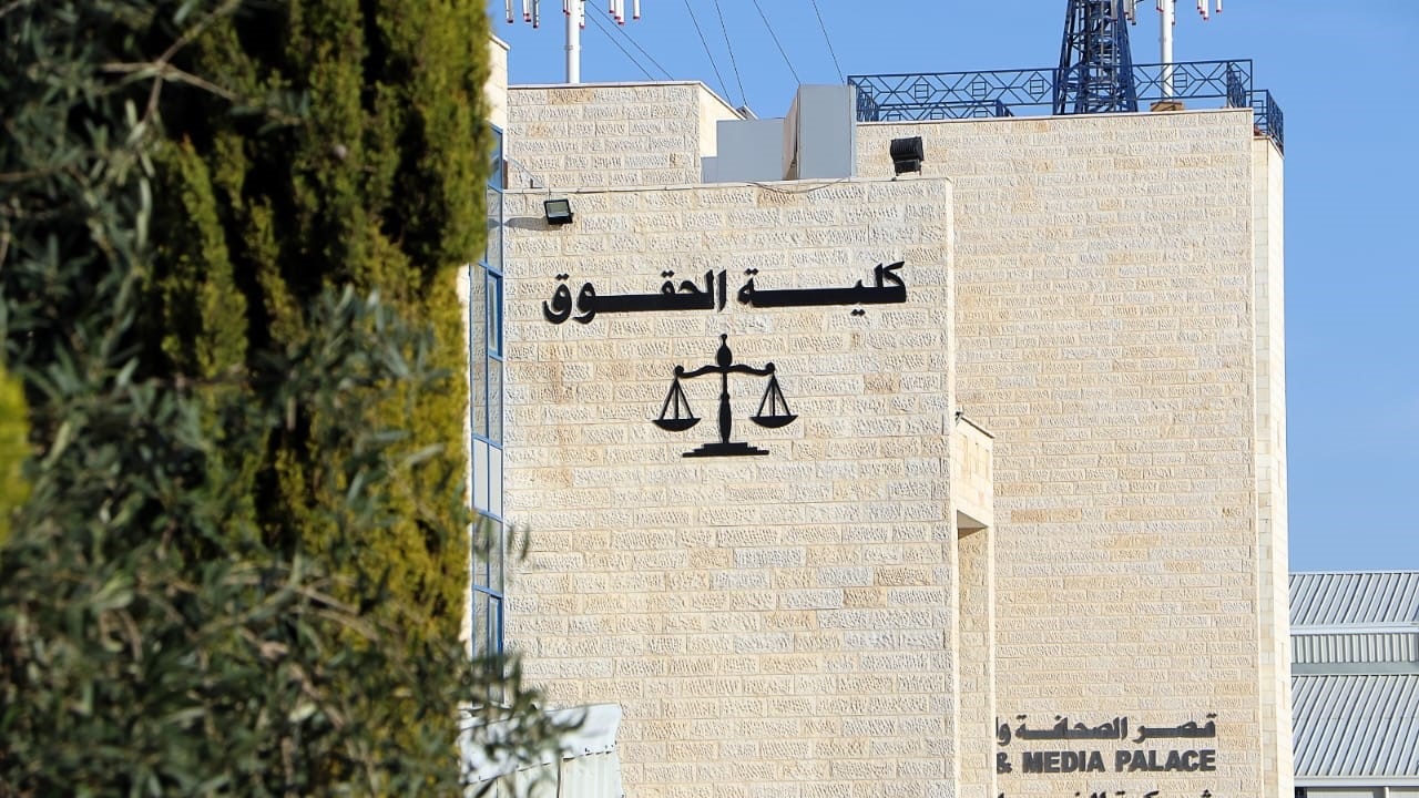 كلية الحقوق بجامعة الزرقاء تناقش عددًا من رسائل الماجستير في القانون